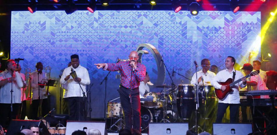 Óscar D´ León demostró en Hard Rock Live Santo Domingo que a 75 de edad conserva las mismas energías y entusiasmo para impresionar y cautivar a sus seguidores en el escenario.