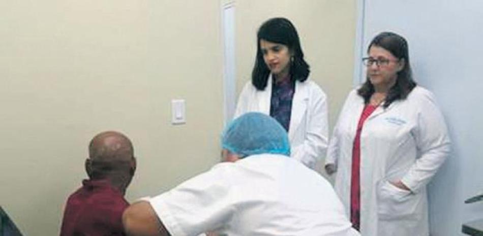 Atención. Médicos aplican tratamiento a paciente en el hospital Francisco Moscoso Puello.