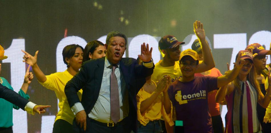 Leonel Fernández baila con un grupo de jóvenes en el acto de presentación de un millón de firmas en el Palacio de los Deportes.