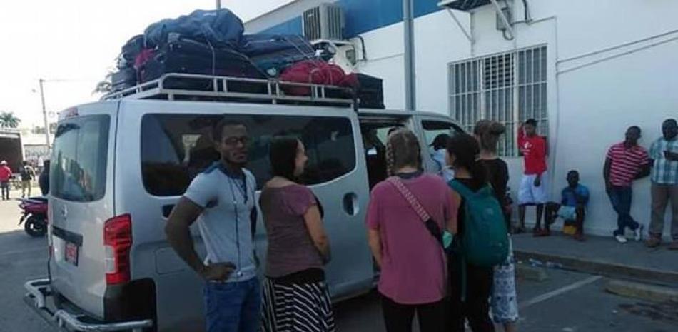 Retiro. Algunos de los cooperantes se disponen a salir de Haití.