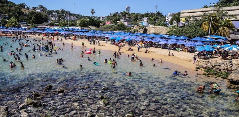 Así se veía la playa del puerto turístico de Acapulco este domingo. EFE/David Guzmán