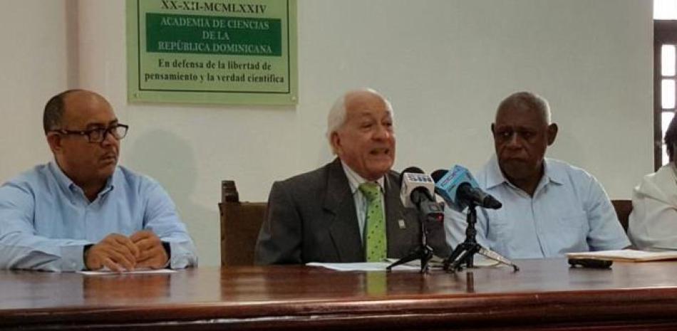 El presidente la Academia de Ciencias de la República Dominicana, Luis Scheker, junto a los miembros de la comisión ambiental de la entidad.