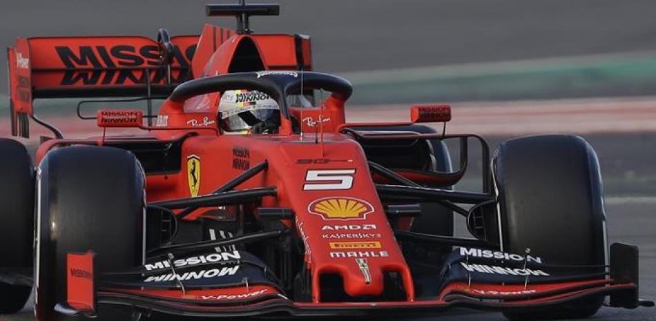 Sebastian Vettel, de Ferrari, conduce su vehículo durante las primeras pruebas en la pretemporada de la Fórmula Uno.