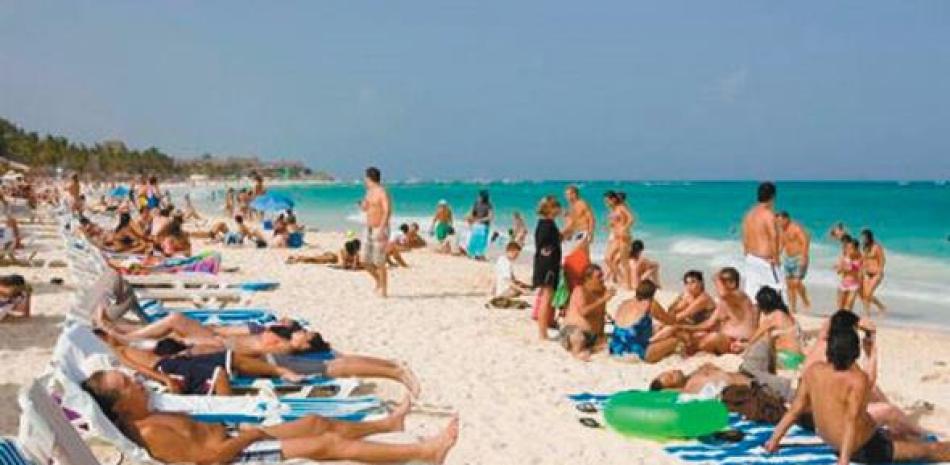 Turistas disfrutan de las playas de República Dominicana