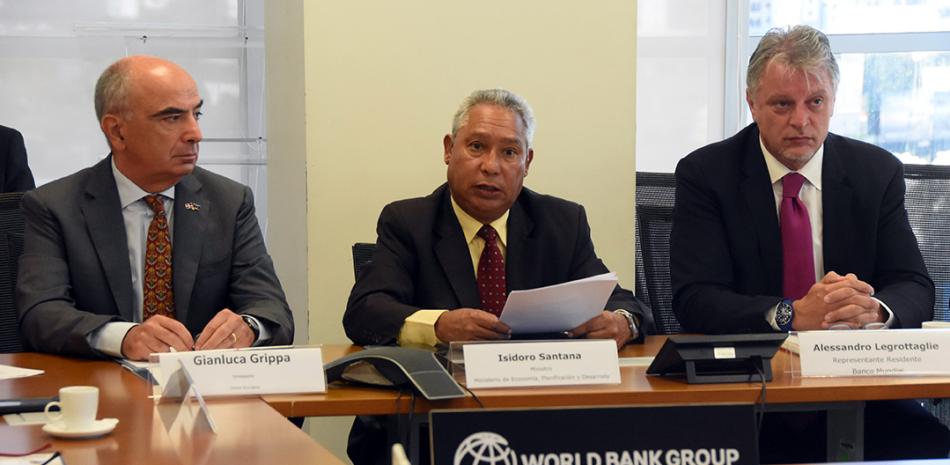 Gianluca Grippa, jefe Delegación unión Europea, ministro Isodoro Santana, Alessandro Legrottaglie, representante del Banco Mundial.