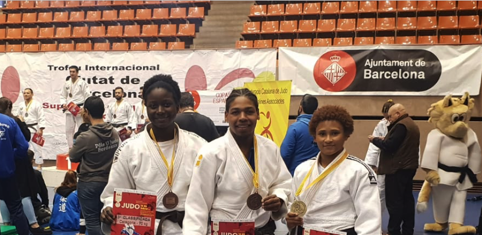 Los judocas dominicanos Eiraima Silvestre y Jorge Luis Veloz, medallistas de bronce, y Estefanía Soria, ganadora del oro en menos 48 kilos.