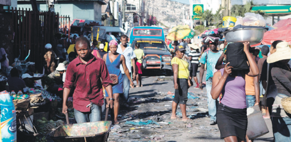 Negocios. Personas venden productos ayer martes en el Mercado de Petionville, en Puerto Príncipe.