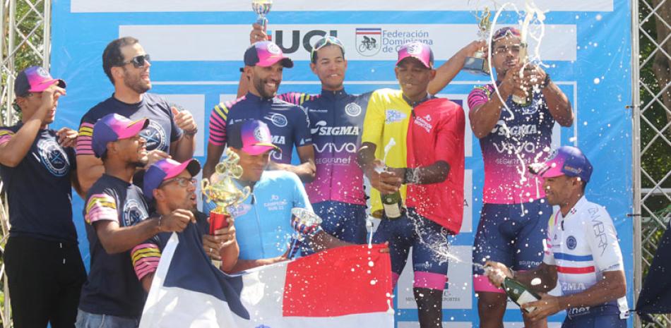 Varios de los integrantes del equipo ACT que el año pasado se alzó con los principales palmares en la Vuelta Ciclista. En el grupo Augusto Sánchez, ganador del evento en lo individual.