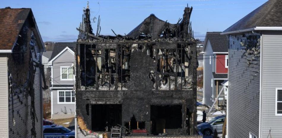 Bomberos inspeccionan una casa que se quemó en Halifax, Canadá, AP.