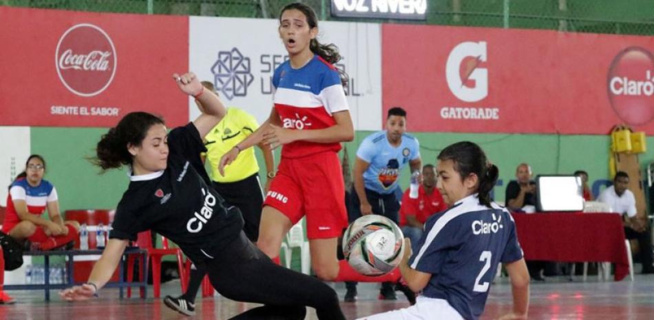 Acción del partido entre Babeque y Luis Muñoz Rivera en la primera ronda del cuadro principal de la Copa Intercolegial Claro de Futsal Femenino 2019.