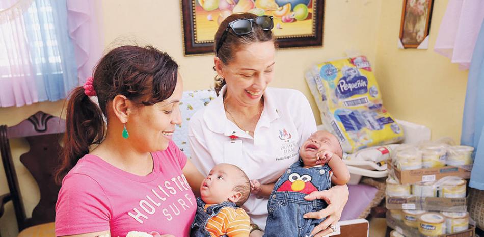 Donaciones. Mujeres Saludables es uno de los proyectos del Despacho de la Primera Dama que componen este sistema de ayudas sociales, básicamente se encuentra orientado a promover la educación preventiva del cáncer de mama y ofrece mamografías y sonomamografías gratuitas a todas las dominicanas mayores de 40 años