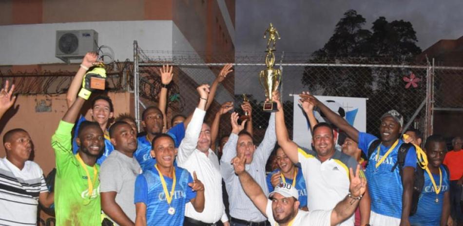 Monarcas. Integrantes del equipo de Cristo Rey que se coronó campeón en el torneo inter barrial de fútbol.