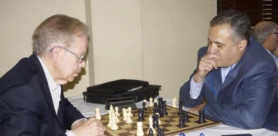 José Luis Corripio y Pedro Domínguez Brito, mientras jugaban una partida de ajedrez.