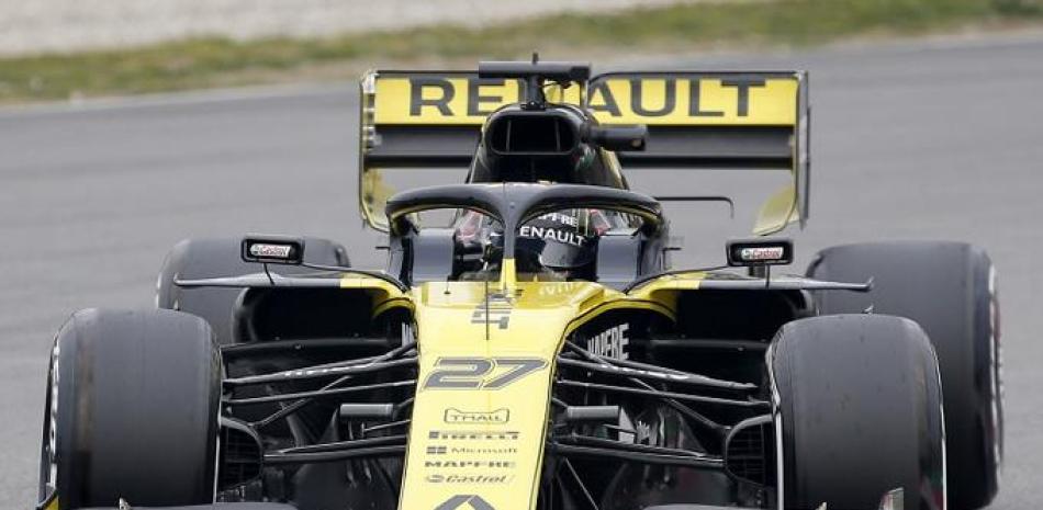 Nico Hulkenberg, de Renault, conduce su vehículo durante las pruebas de pretemporada de la Fórmula Uno en el circuito de Barcelona Catalunya en Montmeló.