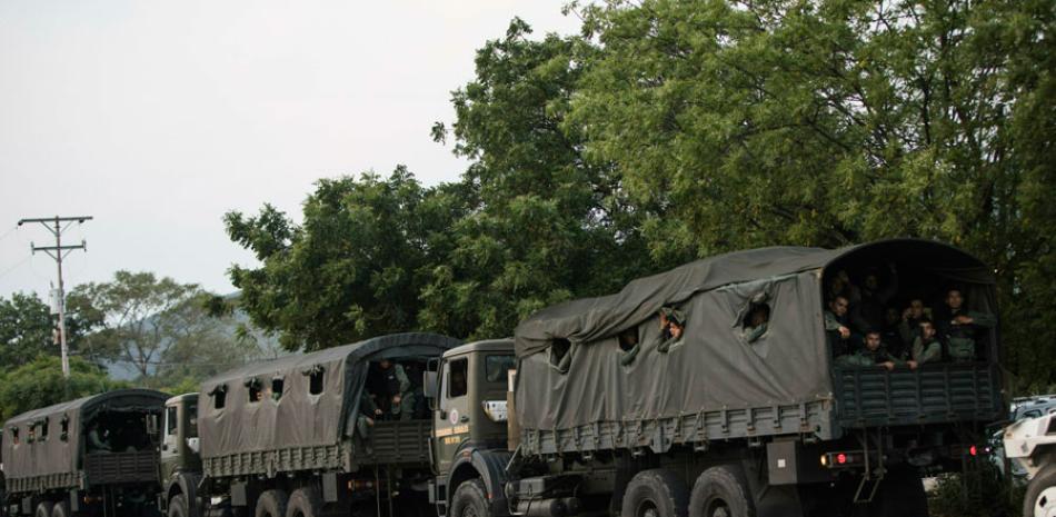 Preparativos. Camiones cargados con oficiales de la Guardia Nacional Bolivariana llegan a la entrada del puente Tienditas International que conecta Venezuela con Colombia, en Urena, Venezuela, el 21 de febrero de 2019.