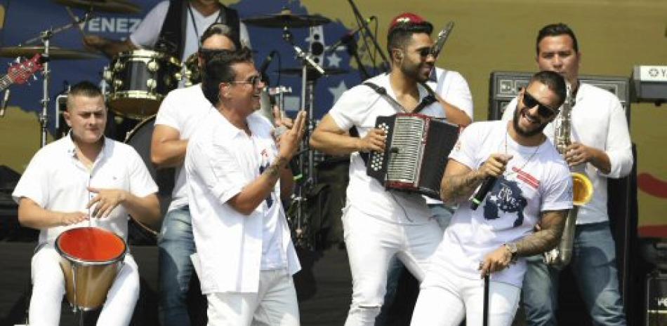 El cantante colombiano Silvestre Dangond junto a Maluma cantando durante el concierto Venezuela Aid Live. Foto AP
