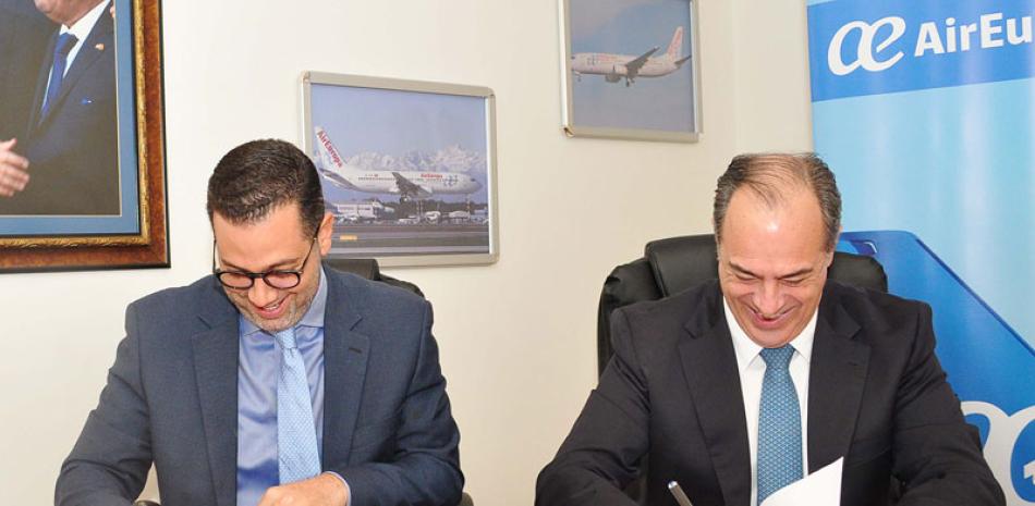 Manuel Luna, por Fedofútbol y Paco Pérez, Director Regional de Air Europa para la región del Caribe, suscriben el acuerdo.