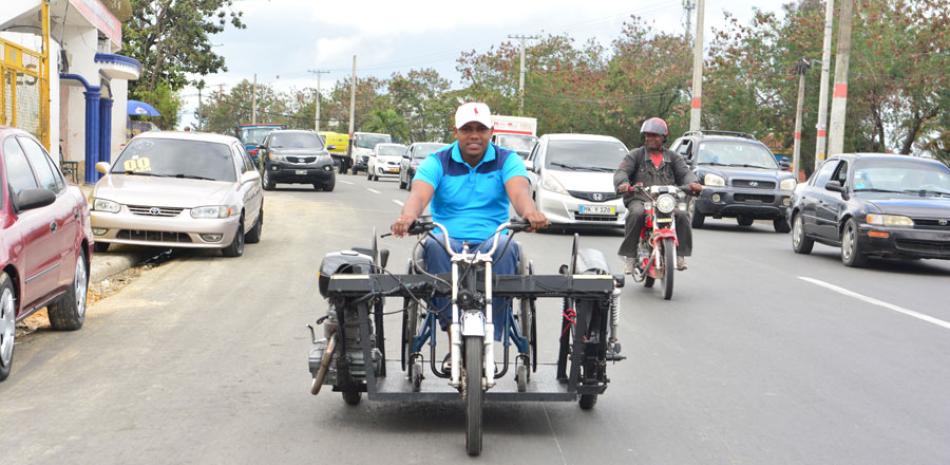 Innovación. Kendall Hernández recorre una vía del Gran Santo Domingo apoyado en una invención de diseño propio: una motocicleta modificada que le permite conducir desde su silla de ruedas. Para su creación, se auxilió de un amigo herrero llamado Antonio Medina. Completar el proyecto les tomó dos meses y un total de 37,000 pesos.