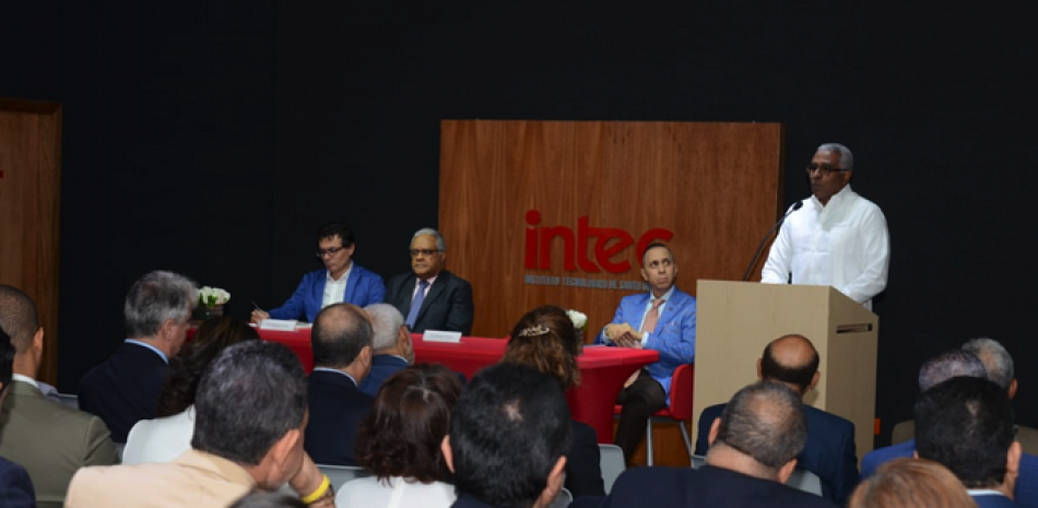 Seminario. El rector de Intec, Rolando Guzmán, ofrece las palabras de apertura del Seminario sobre Seguridad Social.