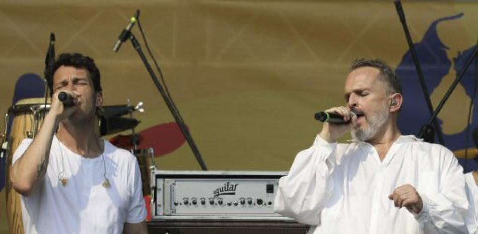 El cantante español Miguel Bose canta en el concierto de Venezuela Aid Live en el lado colombiano del Puente Internacional Tienditas cerca de Cucuta, Colombia, en la frontera con Venezuela. Foto AP
