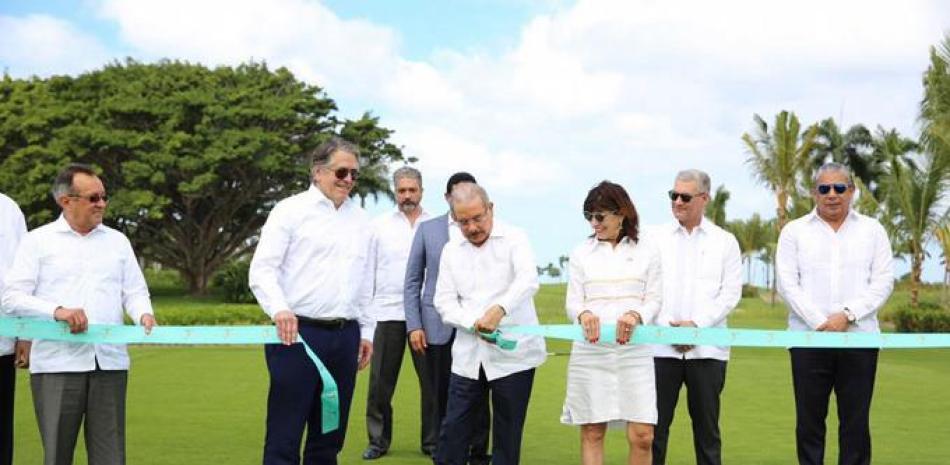 Apertura. El presidente Danilo Medina corta la cinta para dar apertura al proyecto turístico junto a la embajadora de Estados Unidos, Robin Bernstein, y ejecutivo de Playa Grande Golf & Ocean Club.