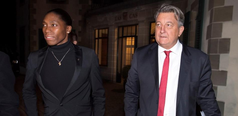 La atleta sudafricana Caster Semenya , a la izquierda, a su salida del tribunal junto a su abogado, Greogry Nott, en Lausana, Suiza.
