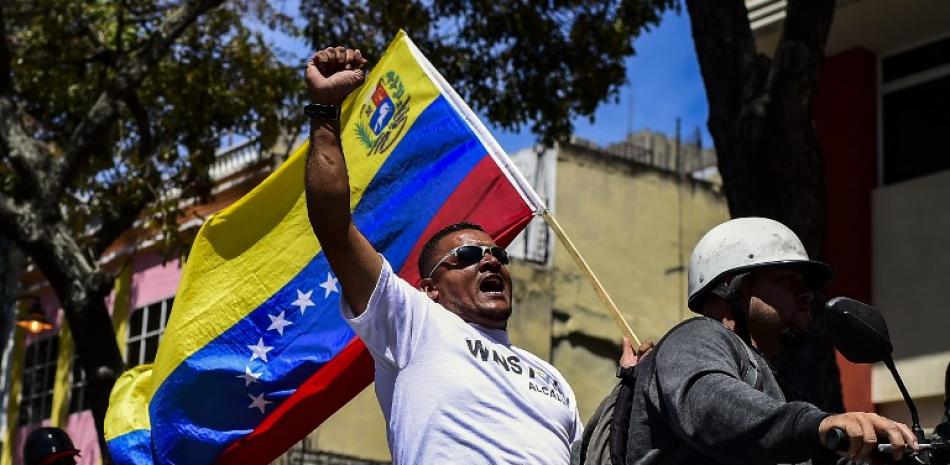 Manifestantes a favor de Nicolás Maduro se manifestaron hoy frente al Congreso, en Caracas. Foto de la agencia AFP.