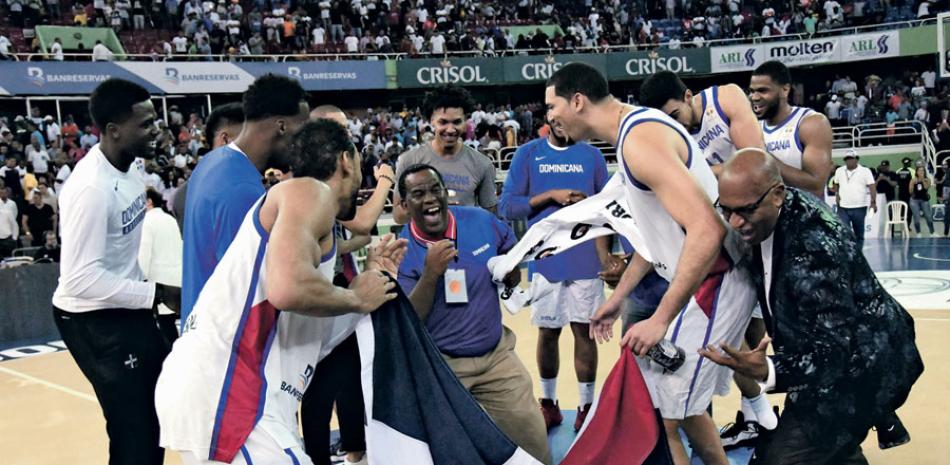 NÉCTAR. Como el que gana es el que goza, los jugadores de la selección dominicana de baloncesto disfrutaron a granel tras el triunfo frente a Venezuela que coloca al país a las puertas de participar en el Mundial a efectuarse en China en agosto próximo.