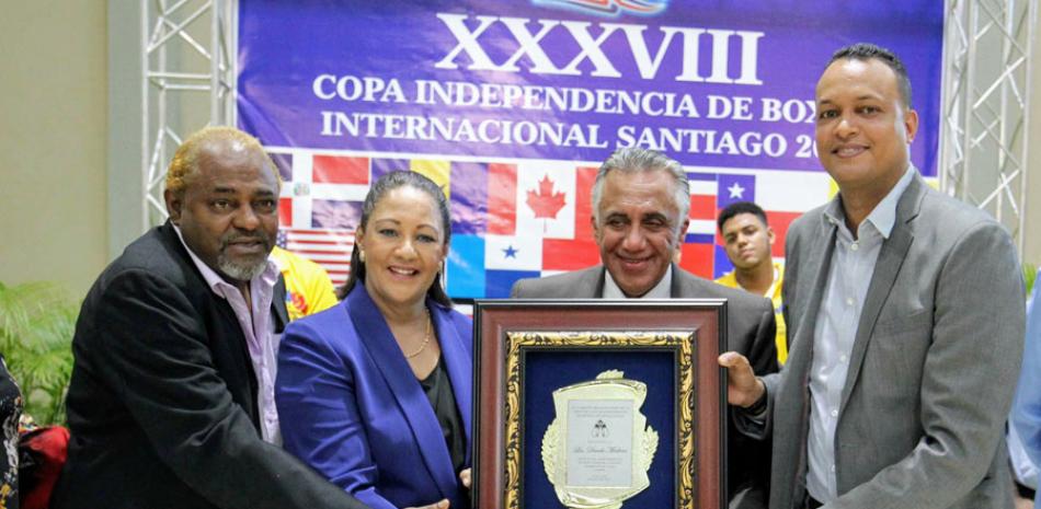 La gobernadora de Santiago, Ana María Domínguez recibe el reconocimiento al presidente Danilo Medina, entregan Luisín Mejía, Sasá Espinal, Ariel Acosta y Laisa Bonell.