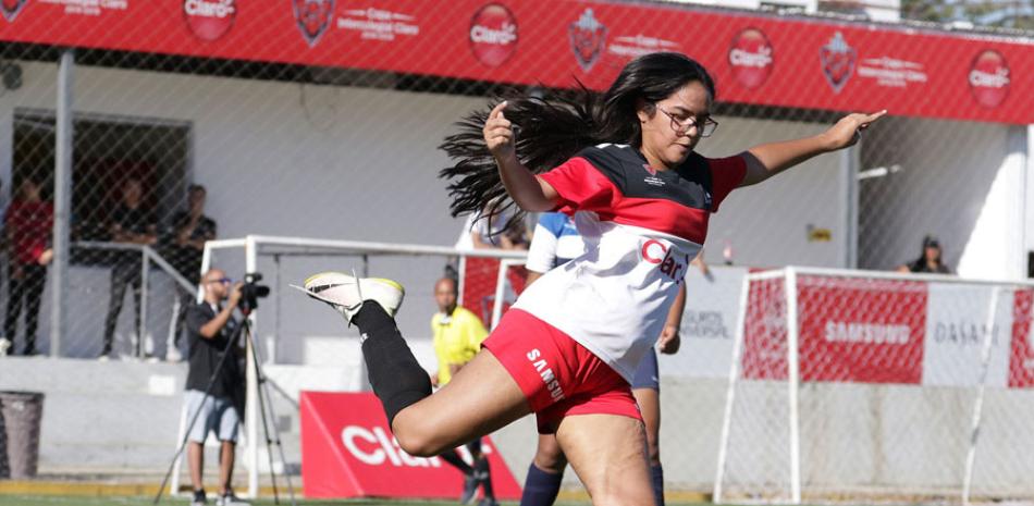 Acción del partido entre Luis Ernesto Gómez y De la Salle en los cuartos de final de la etapa del Cibao de la Copa Intercolegial Claro de Futsal Femenino 2019.