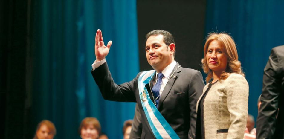 Pareja. La primera dama Hilda Patricia Marroquín de Morales acompaña a su esposo, el presidente de Guatemala, Jimmy Morales, en el Teatro Nacional de la Ciudad de Guatemala.