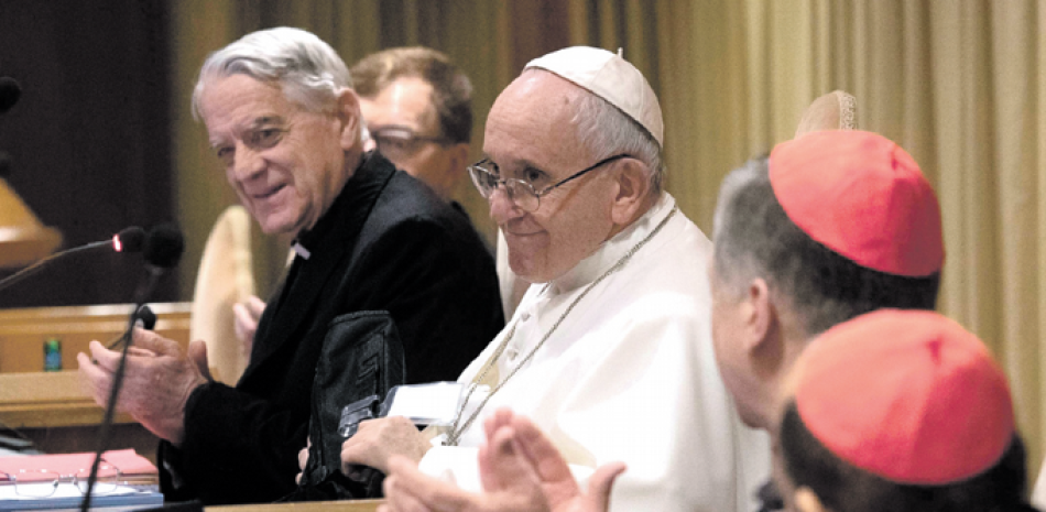 Jornada. El papa Francisco, flanqueado por dos prelados, se dirige a la segunda jornada de la conferencia sobre abuso sexual por el clero, ayer en la Ciudad del Vaticano.