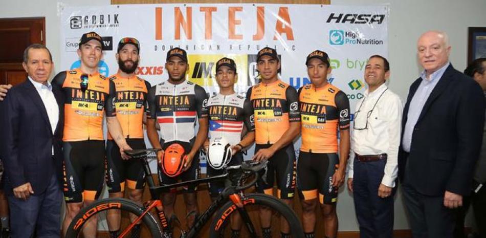 Integrantes del equipo Inteja IMCA-Rider DCT al momento de ser presentado para su participación en la Vuelta Ciclista Independencia. Figuran Rafael y Fernando Tejada, asó como Pedro Esteva, presidente de IMCA.