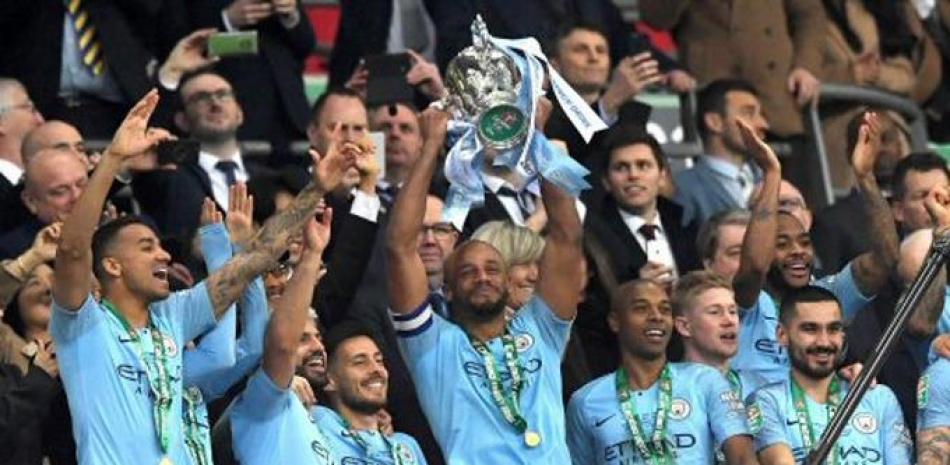 Los jugadores del Manchester City celebran con el trofeo después de ganar la final de la Copa de la Liga inglesa entre el Chelsea FC y el Manchester City en el estadio de Wembley en Londres.