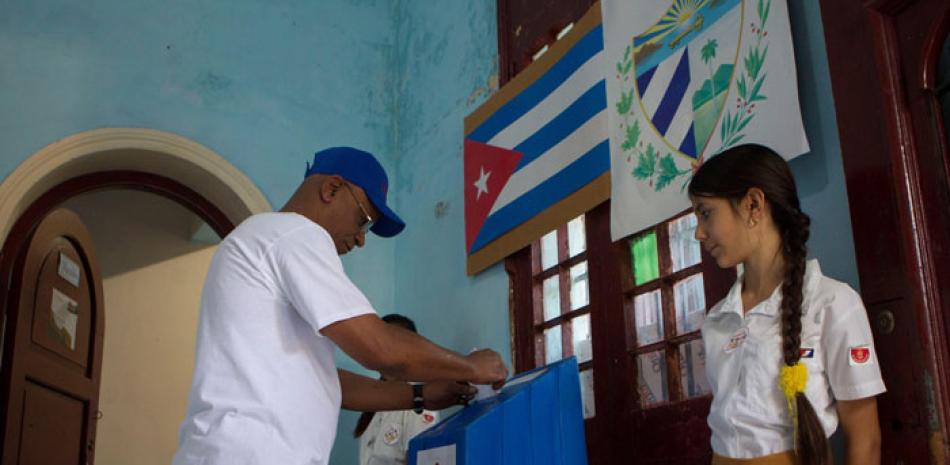 Consulta. Un hombre vota en el referendo sobre la nueva Constitución, en La Habana, Cuba.