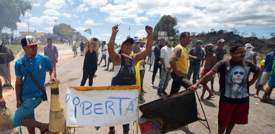 Violencia. Venezolanos se enfrentan a los Policías de la Guardia Nacional ayer en la frontera entre Pacaraima, Brasil, y Venezuela.