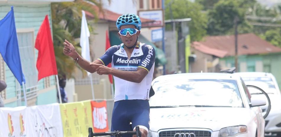 Robinson Chalapud, de Colombia, gesticula al cruzar la meta para ganar la primera etapa de la Vuelta Ciclista Independencia.