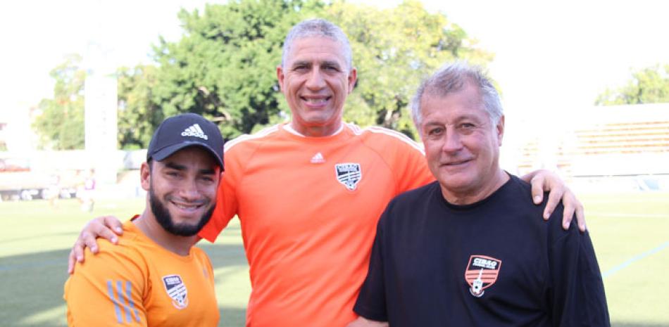 El DT del Cibao FC, Edward Acevedo junto a Alberto Polanco, gerente general y el argentino Rubén Peracca.