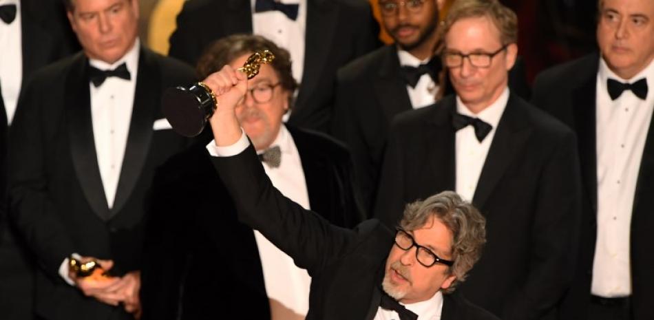 Peter Farrely mientras recibía el premio a mejor película en la ceremonia de los Oscar. AFP.