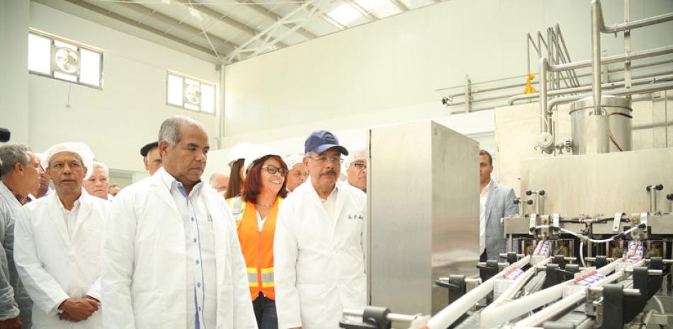 Ganadería. El presidente Danilo Medina realizó una visita sorpresa a Los Hatillos, Hato Mayor, para entregar una planta procesadora de lácteos para beneficiar a ganaderos asociados.