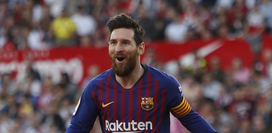 Lionel Messi, del Barcalona, celebra luego de anotar el segundo de tres goles que logró en el partido frente al Sevilla el pasado sábado en el Liga Española.