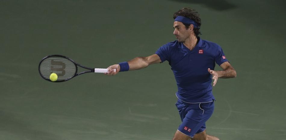 Roger Federer devuelve la pelota durante su partido contra Philipp Kohlschreiber en la primera ronda del torneo de Dubái.