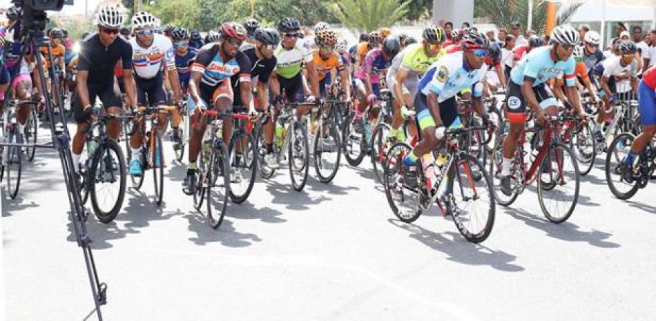 Pelotón de competidores en plena jornada durante la pasada versión de la Vuelta Ciclística independencia.