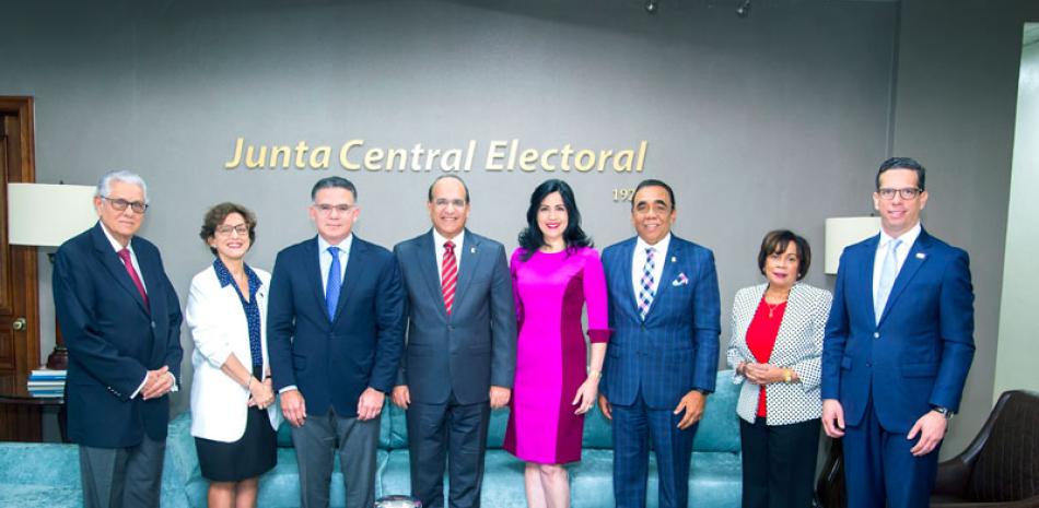Empresarios. Los principales dirigentes del Conep se reunieron ayer con el Pleno de la Junta Central Electoral (JCE).