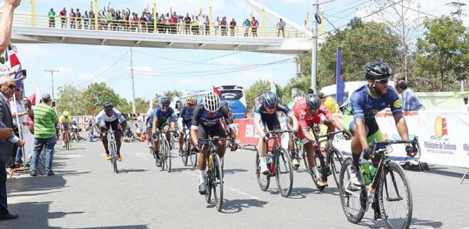Jean Carlos Crispín al momento de arribar a la meta en la primera posición en la etapa que llegó hasta La Romana.
