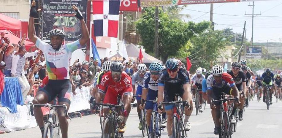 Jonathan Ogando al momento de arribar a la meta en la primera posición durante la celebración del circuito efectuado en Villa Altagracia. Deivy Capellán y Steven bakker figuran en los puestos segundo y tercero.