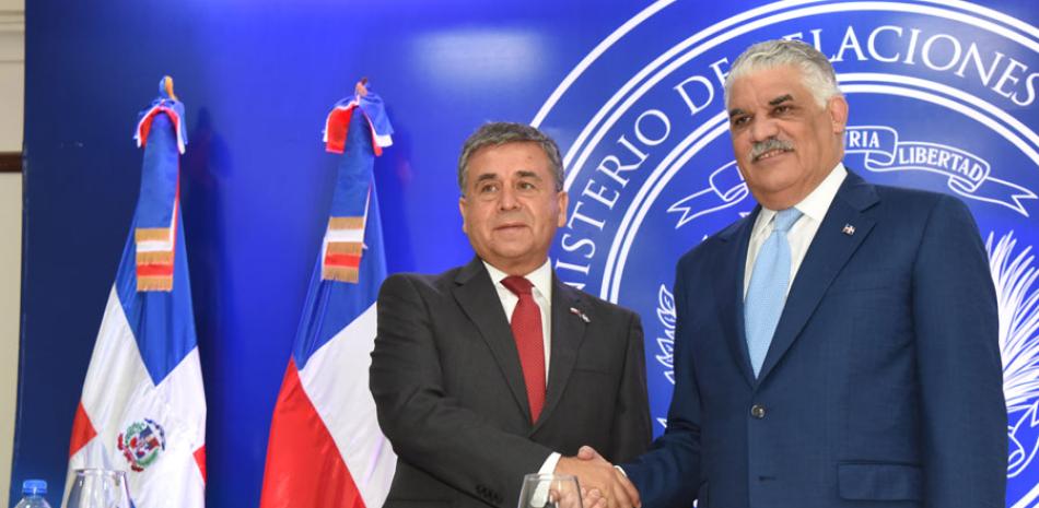Relaciones. El canciller Miguel Vargas y el embajador de Chile en el país, Romilio Gutiérrez, anunciaron ayer el acuerdo.