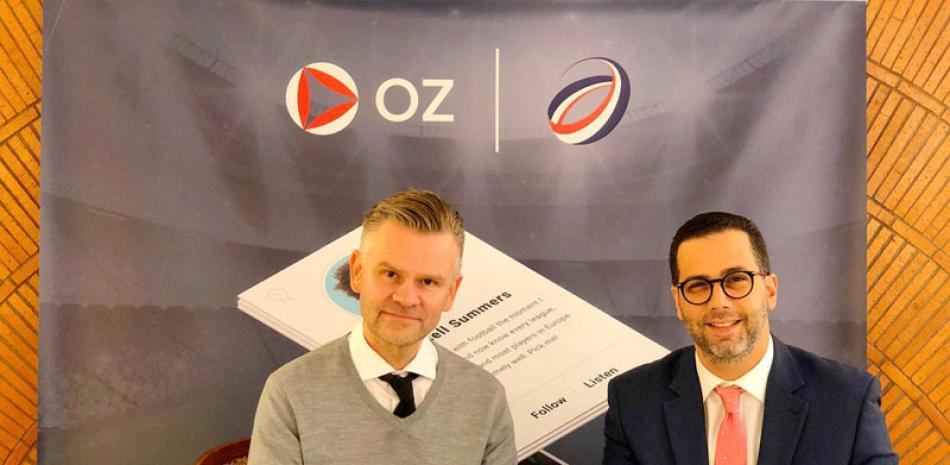 El dominicano Manuel Luna firma en representación de la Fedofutbol y Gudjon Gudjonsson, presidente de Oz Sports.
