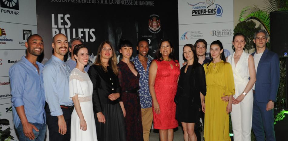 Parte de los artistas que participaron en “LAC” de Les Ballets de Monte Carlo junto a Sonia Villanueva de Brouwer.