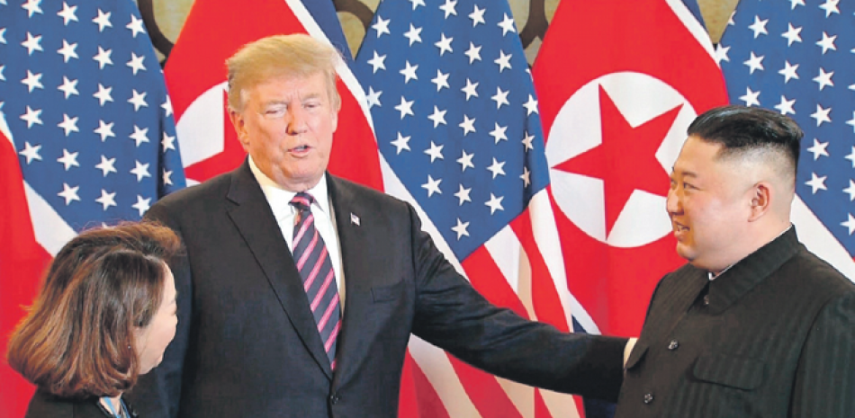 Saludo. El presidente de EE.UU., Donald Trump, izquierda, y el líder norcoreano, Kim Jong-un, durante su segunda cumbre, ayer en Hanoi.